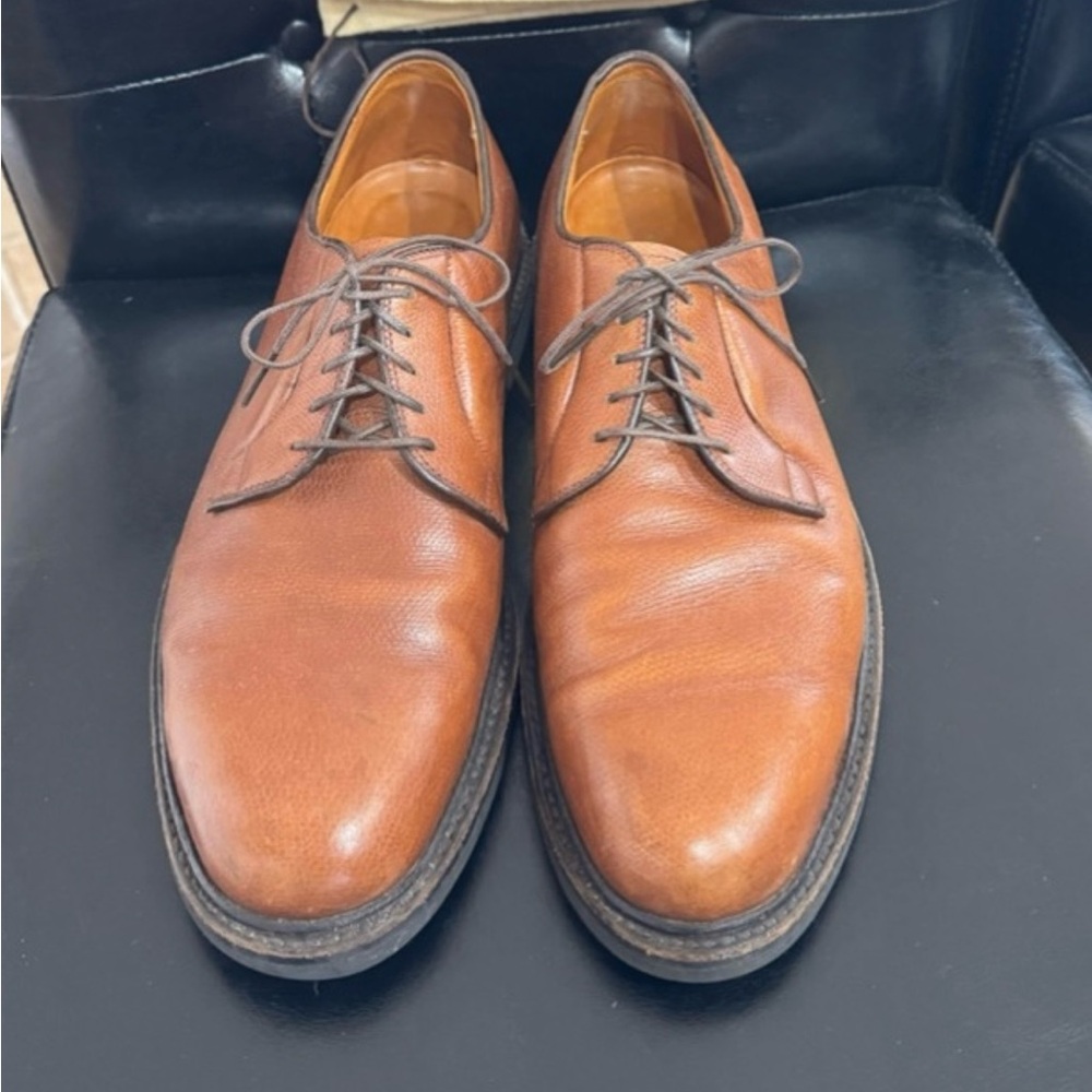 Alden men’s brown, calfskin leather walker with a Vibram sole. Size 10.5.